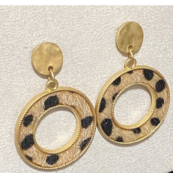 πβ€οΈ Roseland Cheetah Goldtone Dangle Earrings - Picture 2 of 2